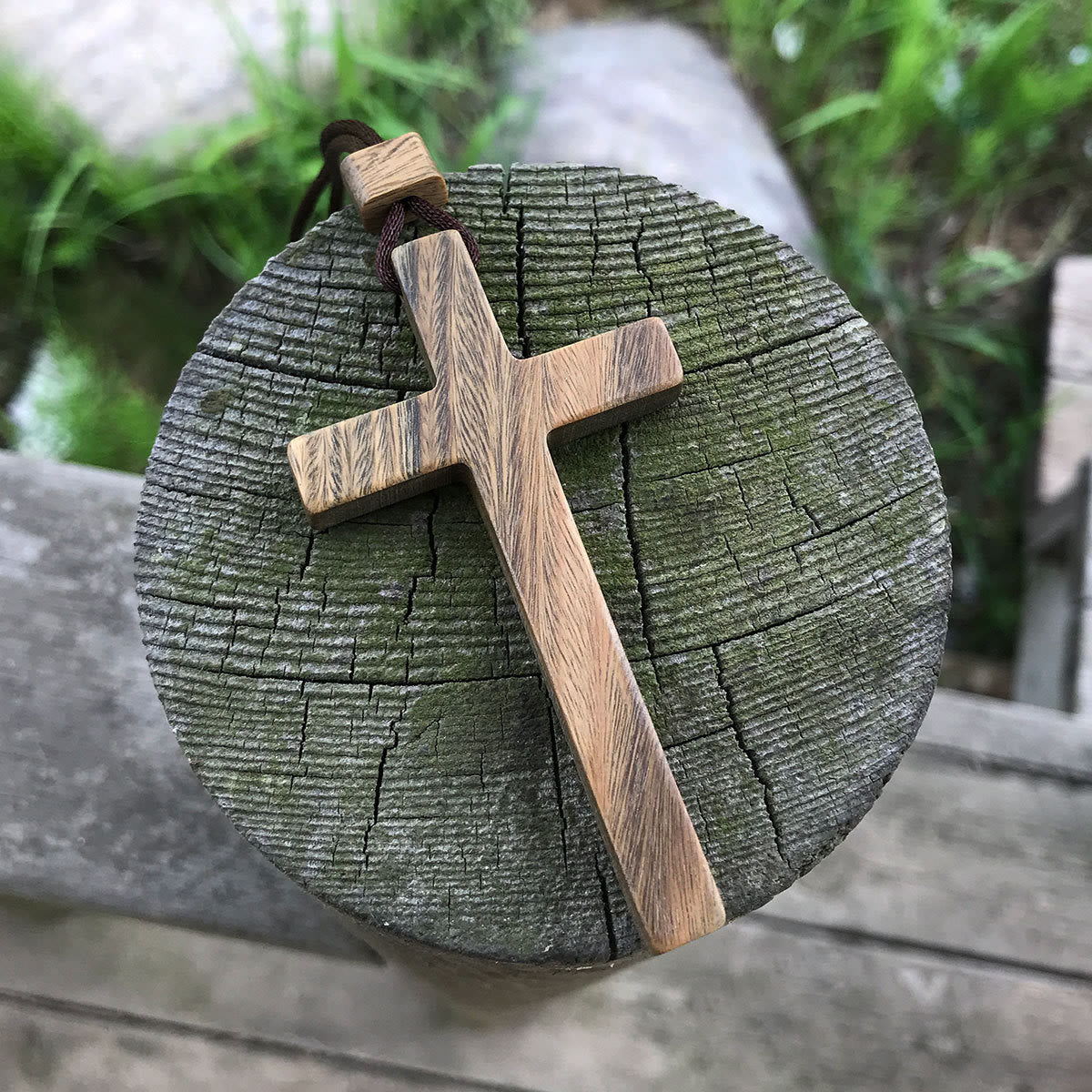 Collar de Cruz de Sándalo Rojo y Verde — Símbolo Natural de Bendición