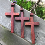 Collar de Cruz de Sándalo Rojo y Verde — Símbolo Natural de Bendición