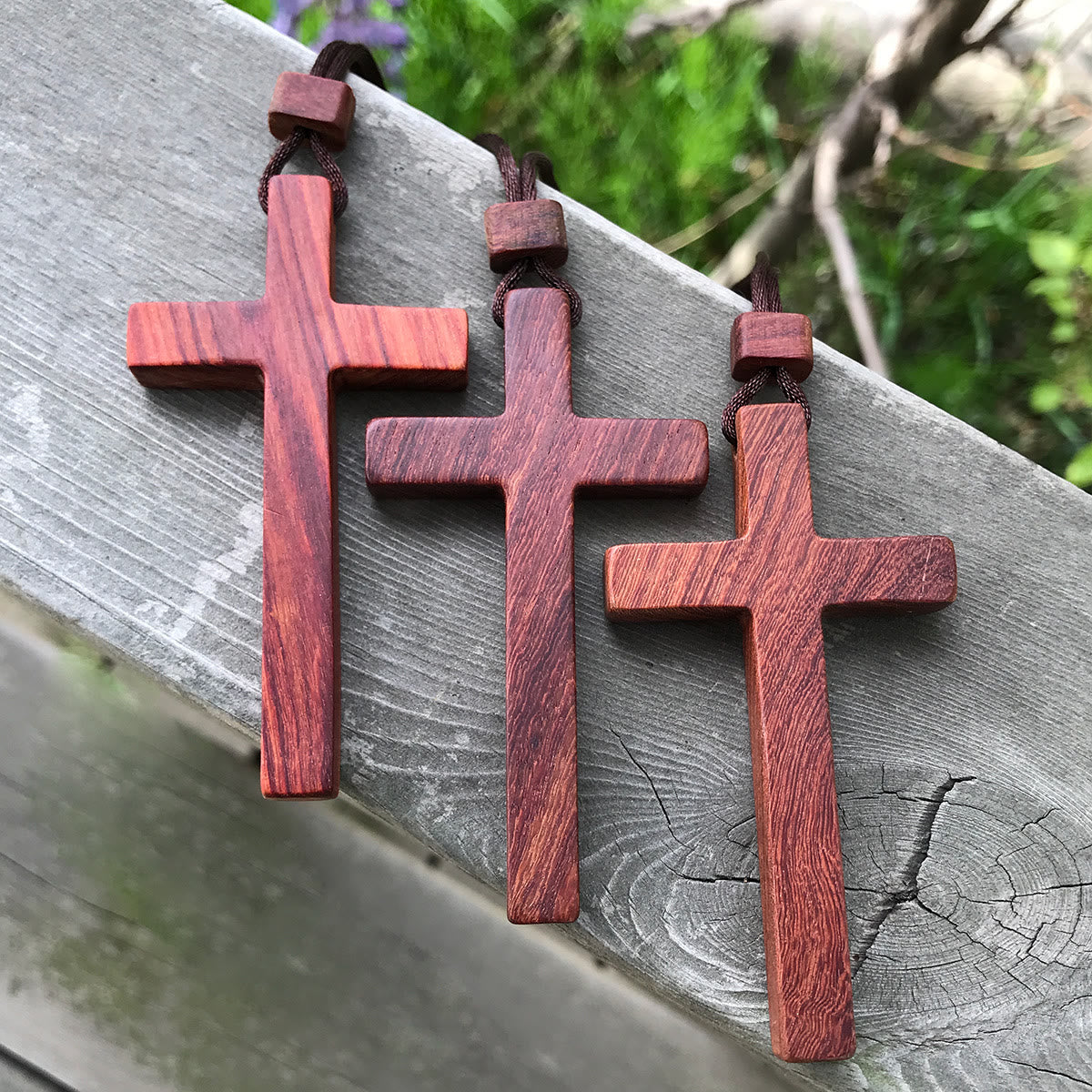 Collar de Cruz de Sándalo Rojo y Verde — Símbolo Natural de Bendición