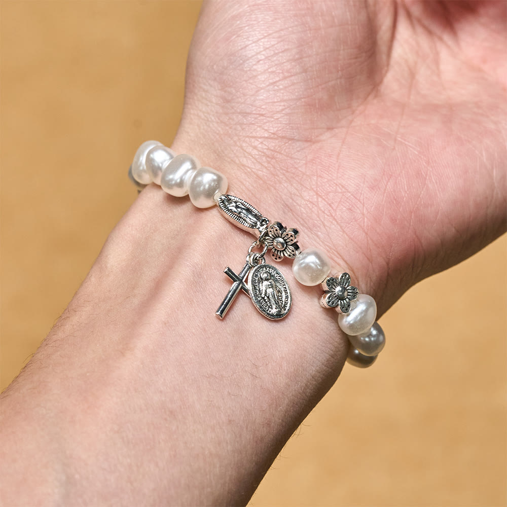 Pulsera Luz de Gracia — Perlas Suaves con Charms Devocionales
