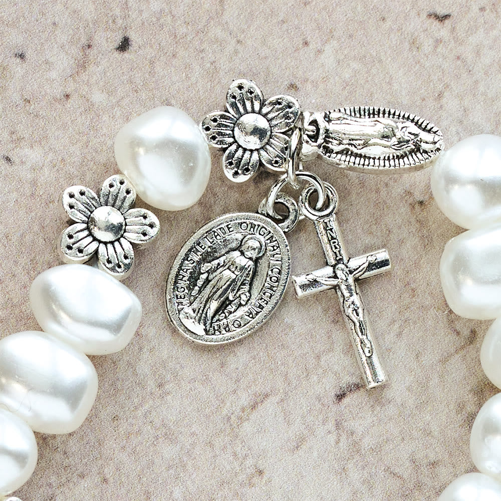 Pulsera Luz de Gracia — Perlas Suaves con Charms Devocionales