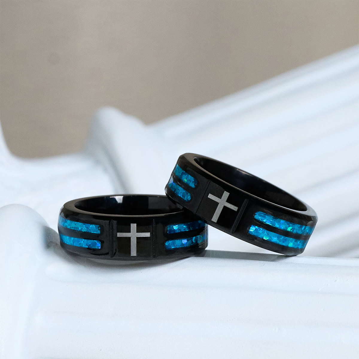 Anillo de Cruz de Acero de Titanio Moderno con Incrustación Azul Láser: Serenidad en la Luz Azul de Cristo