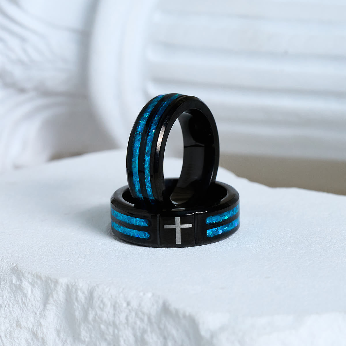 Anillo de Cruz de Acero de Titanio Moderno con Incrustación Azul Láser: Serenidad en la Luz Azul de Cristo