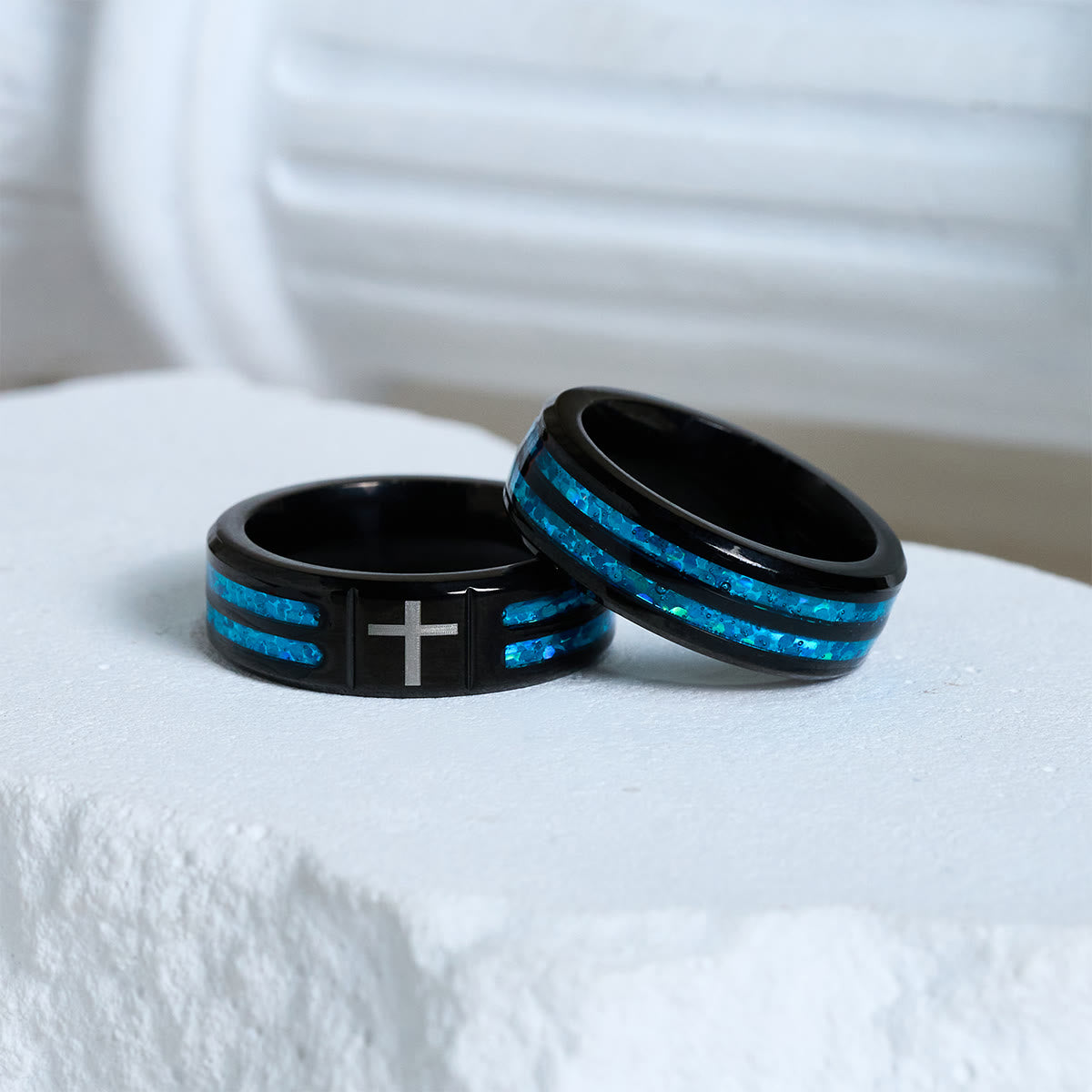 Anillo de Cruz de Acero de Titanio Moderno con Incrustación Azul Láser: Serenidad en la Luz Azul de Cristo