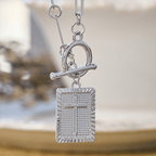 Collar con Etiqueta de Cruz: Recordatorio Diario de Fe y Arte para Creyentes