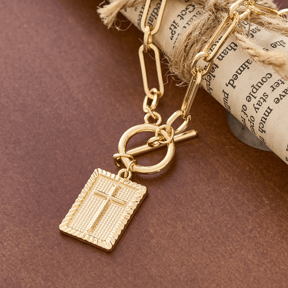 Collar con Etiqueta de Cruz: Recordatorio Diario de Fe y Arte para Creyentes