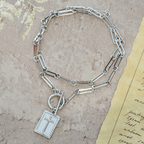 Collar con Etiqueta de Cruz: Recordatorio Diario de Fe y Arte para Creyentes