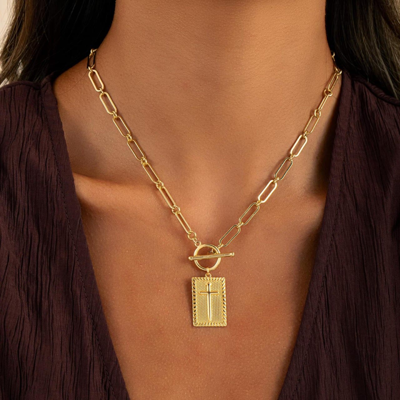 Collar con Etiqueta de Cruz: Recordatorio Diario de Fe y Arte para Creyentes