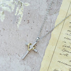 Collar de Corazón y Cruz de Doble Tono con Zircones: Fusión de Amor y Fe