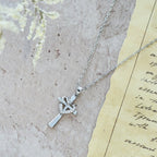 Collar de Corazón y Cruz de Doble Tono con Zircones: Fusión de Amor y Fe