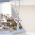 Collar de Corazón y Cruz de Doble Tono con Zircones: Fusión de Amor y Fe