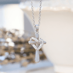 Collar de Corazón y Cruz de Doble Tono con Zircones: Fusión de Amor y Fe