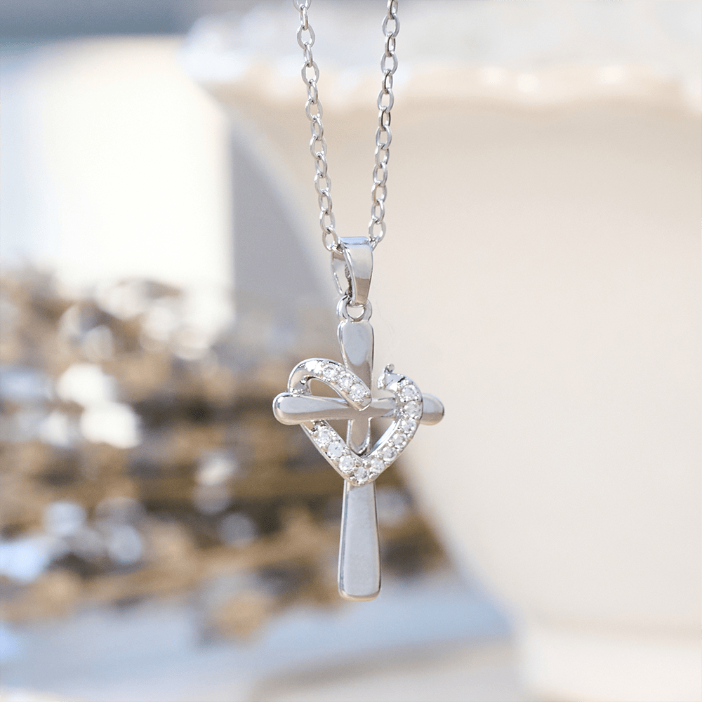 Collar de Corazón y Cruz de Doble Tono con Zircones: Fusión de Amor y Fe