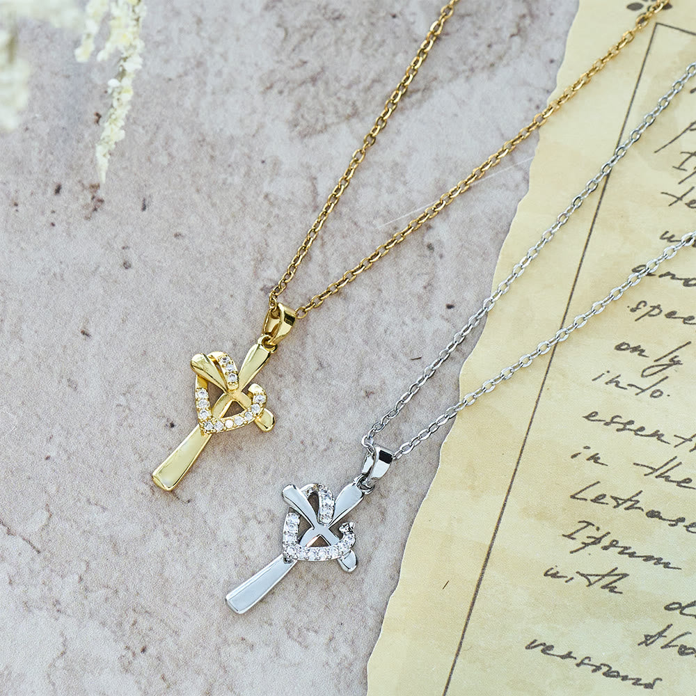 Collar de Corazón y Cruz de Doble Tono con Zircones: Fusión de Amor y Fe