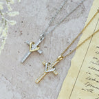Collar de Corazón y Cruz de Doble Tono con Zircones: Fusión de Amor y Fe