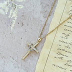 Collar de Corazón y Cruz de Doble Tono con Zircones: Fusión de Amor y Fe