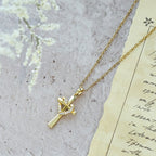Collar de Corazón y Cruz de Doble Tono con Zircones: Fusión de Amor y Fe