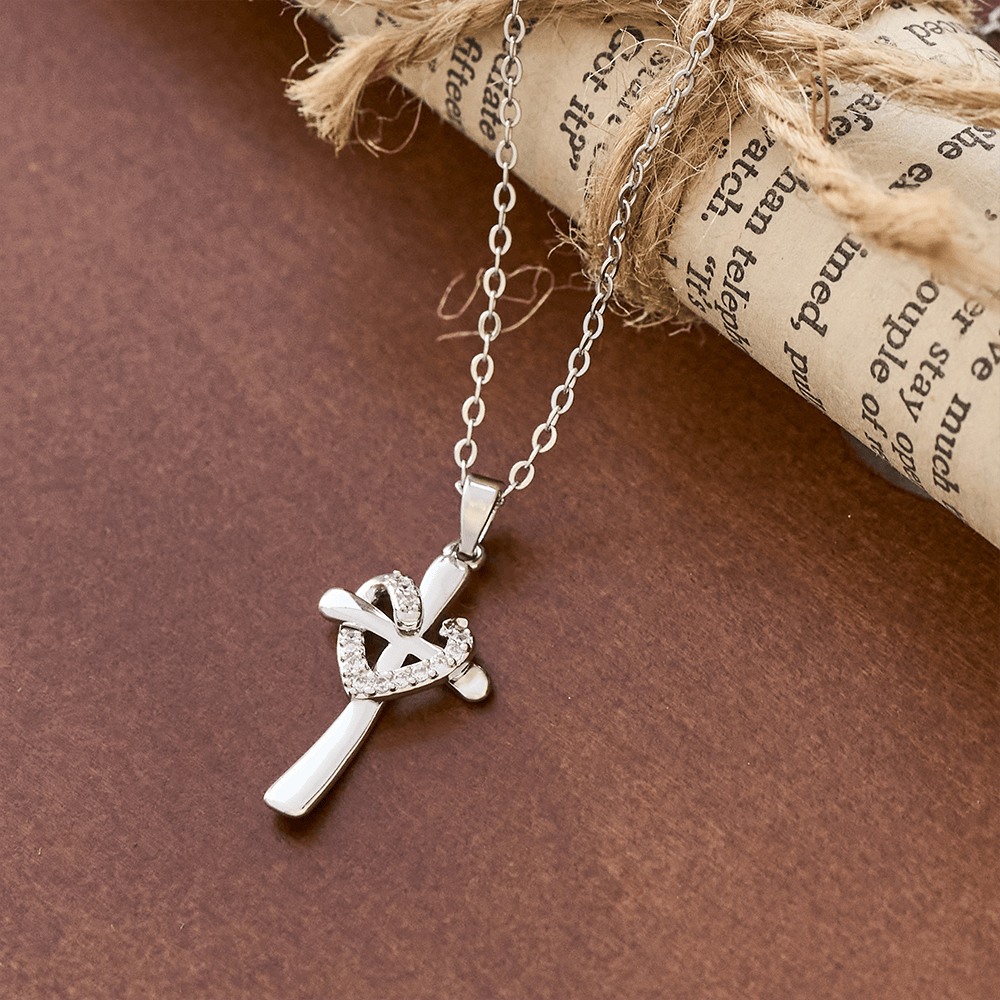 Collar de Corazón y Cruz de Doble Tono con Zircones: Fusión de Amor y Fe