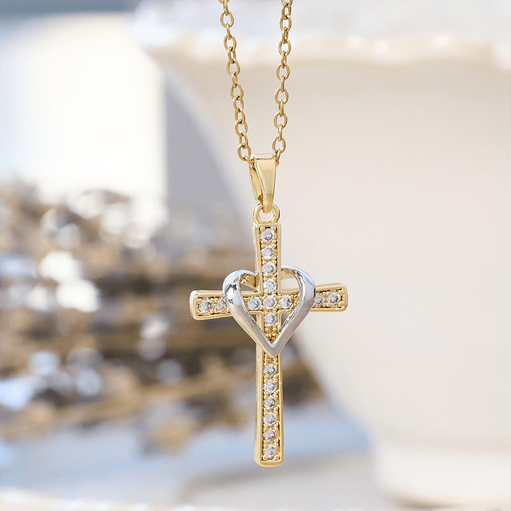 Collar de Corazón y Cruz de Doble Tono con Zircones: Fusión de Amor y Fe
