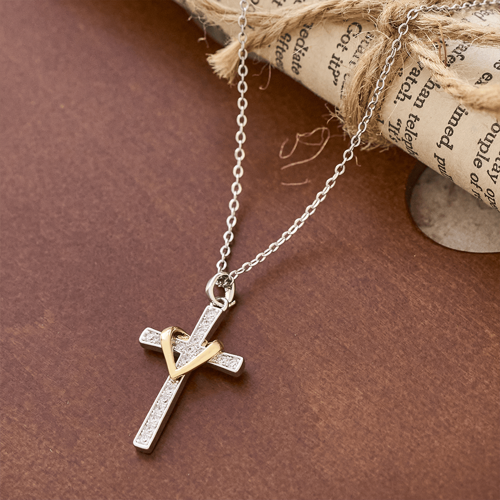 Collar de Corazón y Cruz de Doble Tono con Zircones: Fusión de Amor y Fe
