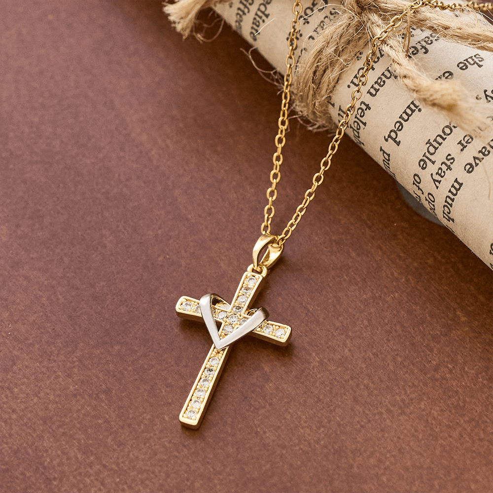 Collar de Corazón y Cruz de Doble Tono con Zircones: Fusión de Amor y Fe
