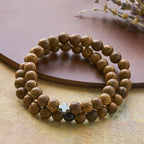 Pulsera de Cruz de Madera en Capas: Devoción Silenciosa para Momentos Cotidianos