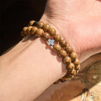 Pulsera de Cruz de Madera en Capas: Devoción Silenciosa para Momentos Cotidianos