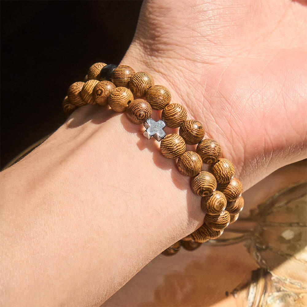 Pulsera de Cruz de Madera en Capas: Devoción Silenciosa para Momentos Cotidianos
