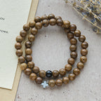 Pulsera de Cruz de Madera en Capas: Devoción Silenciosa para Momentos Cotidianos