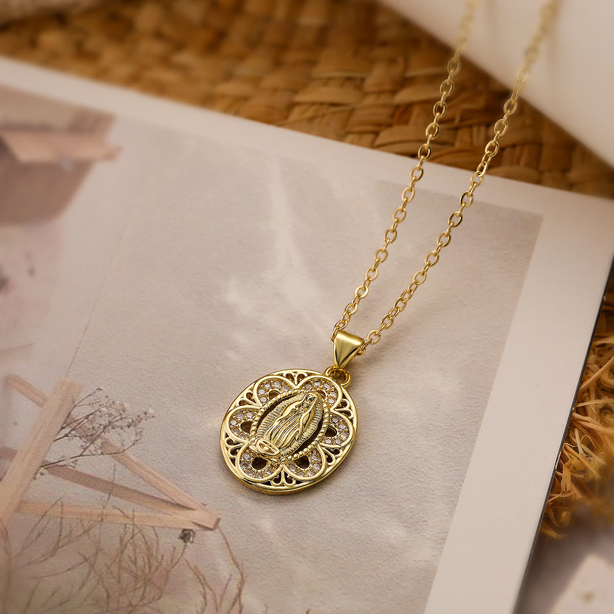 Nuestra Señora Collar de Tres Diseños: Compañero Constante para Rutinas Tranquilas