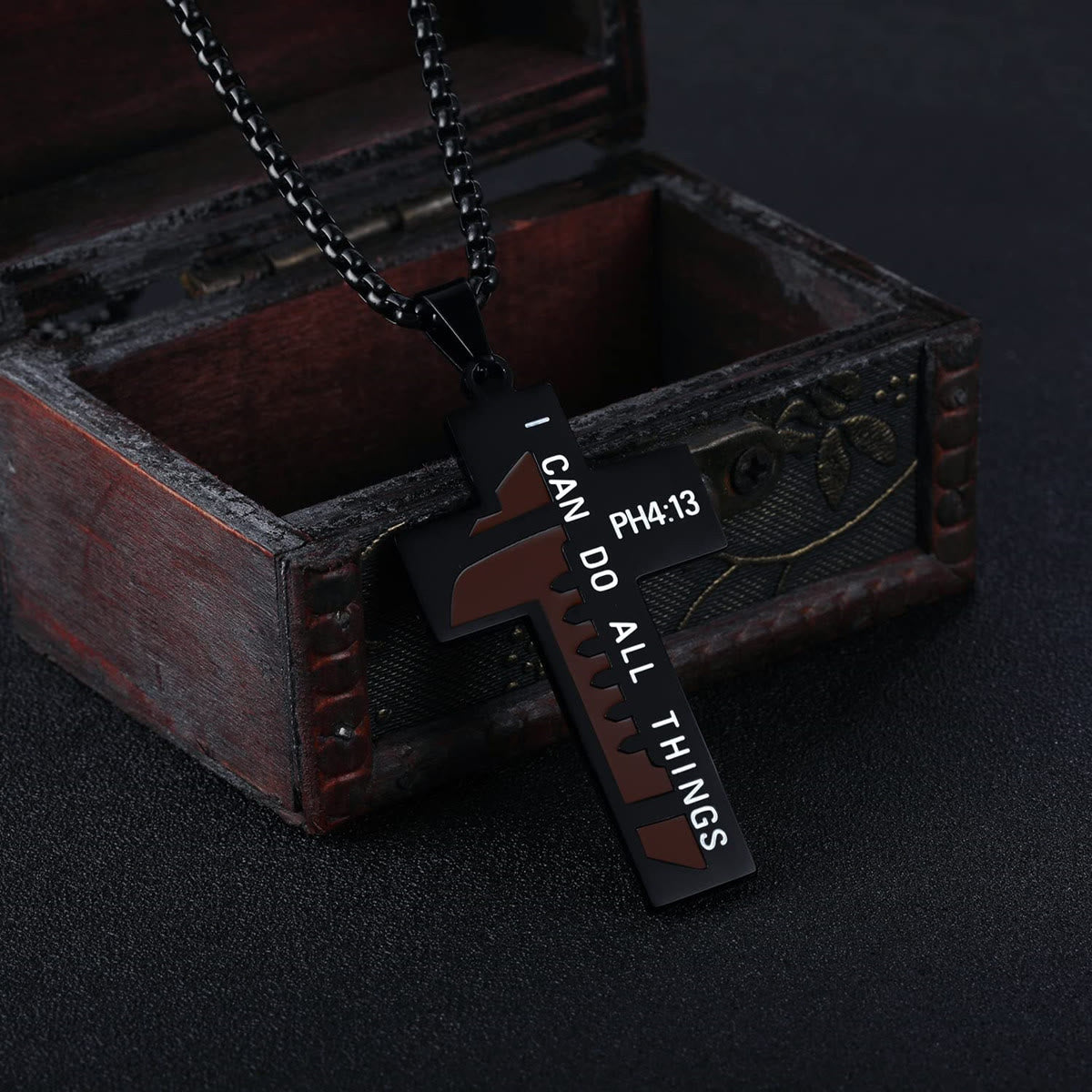 Collar Cruz de Rugby/Baloncesto: Devoción Gentil para Amantes del Deporte