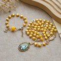 Conjunto de Rosario y Pulsera de Perlas en Forma de Corazón Amarillo: Tierno Compañero de Gracia Diaria