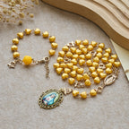Conjunto de Rosario y Pulsera de Perlas en Forma de Corazón Amarillo: Tierno Compañero de Gracia Diaria