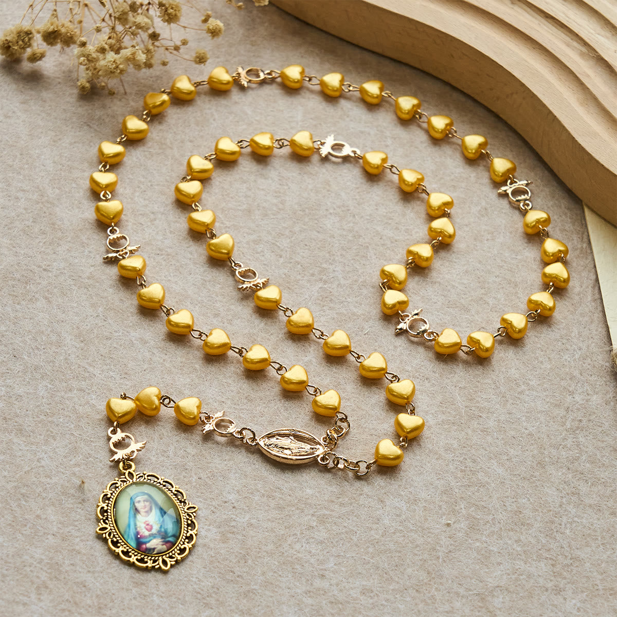 Conjunto de Rosario y Pulsera de Perlas en Forma de Corazón Amarillo: Tierno Compañero de Gracia Diaria