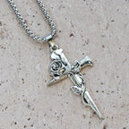 Collar de Fe con Cruz Envuelta en Rosa y Diseño Floral Gótico