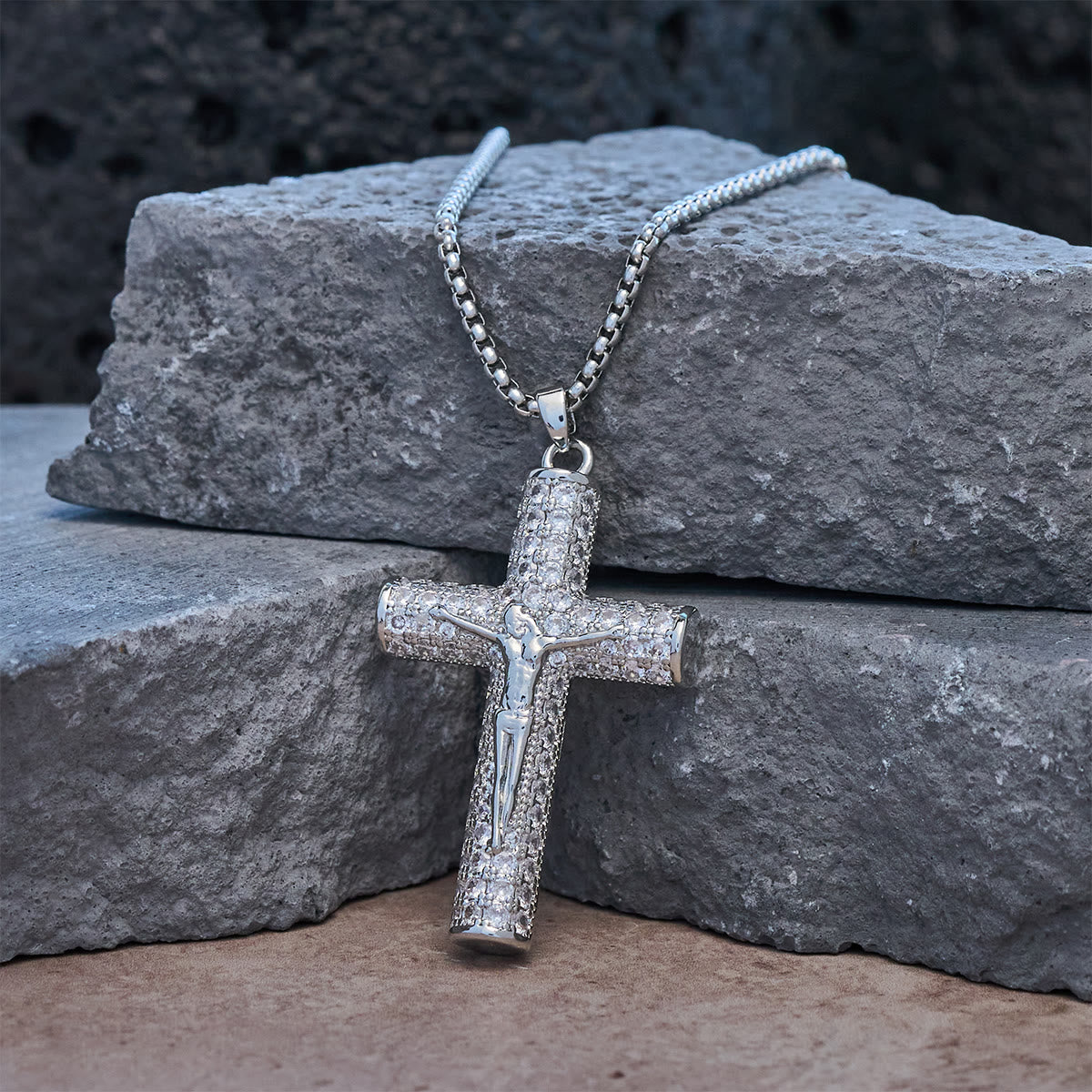 Collar Paved de Crucifijo de Jesús: Detalle Brillante para la Fe y Estilo Diario