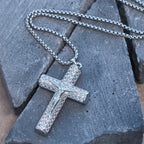 Collar Paved de Crucifijo de Jesús: Detalle Brillante para la Fe y Estilo Diario