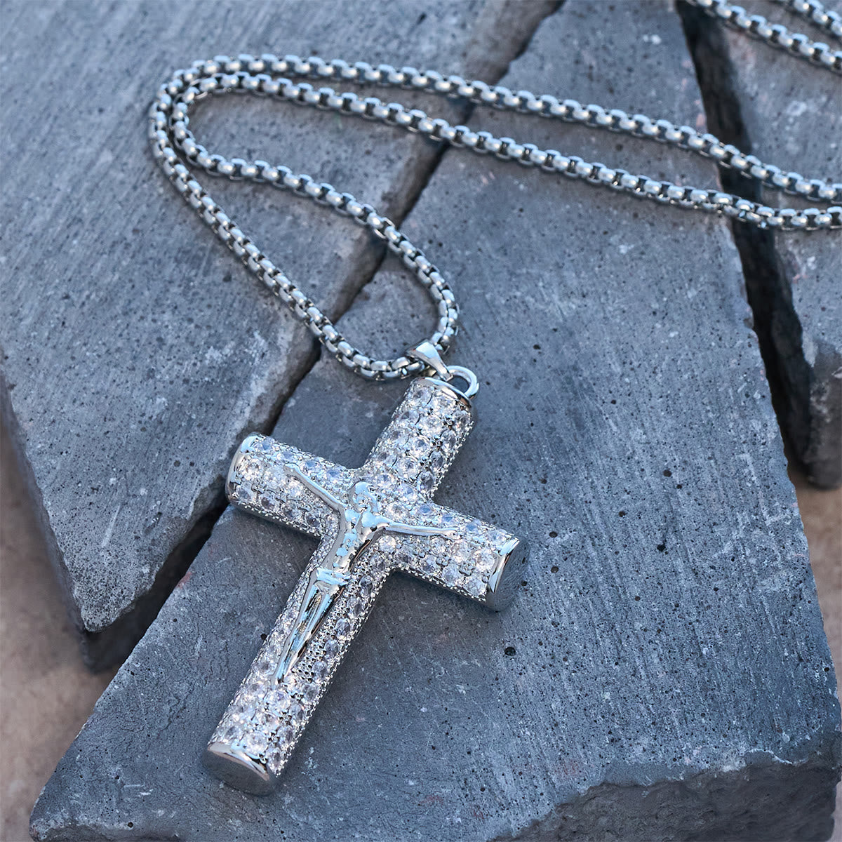 Collar Paved de Crucifijo de Jesús: Detalle Brillante para la Fe y Estilo Diario