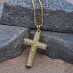 Collar Paved de Crucifijo de Jesús: Detalle Brillante para la Fe y Estilo Diario