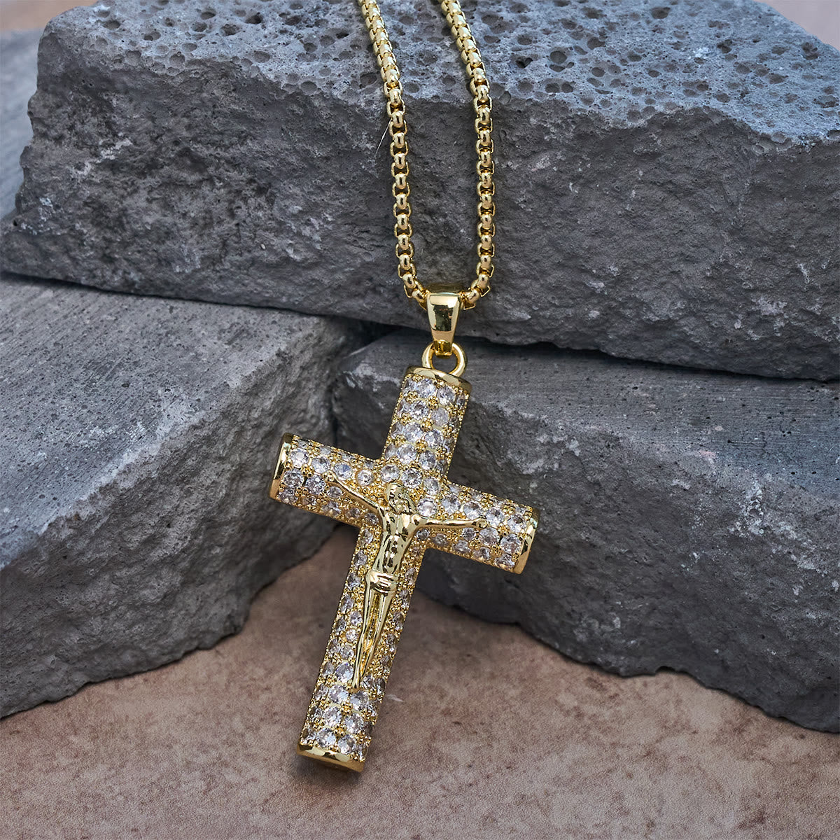 Collar Paved de Crucifijo de Jesús: Detalle Brillante para la Fe y Estilo Diario