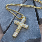 Collar Paved de Crucifijo de Jesús: Detalle Brillante para la Fe y Estilo Diario