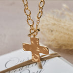 Collar de la Serie Cruz Martillada: Fe Contemporánea y Devoción Estilosa