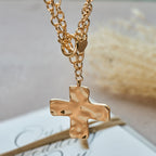 Collar de la Serie Cruz Martillada: Fe Contemporánea y Devoción Estilosa