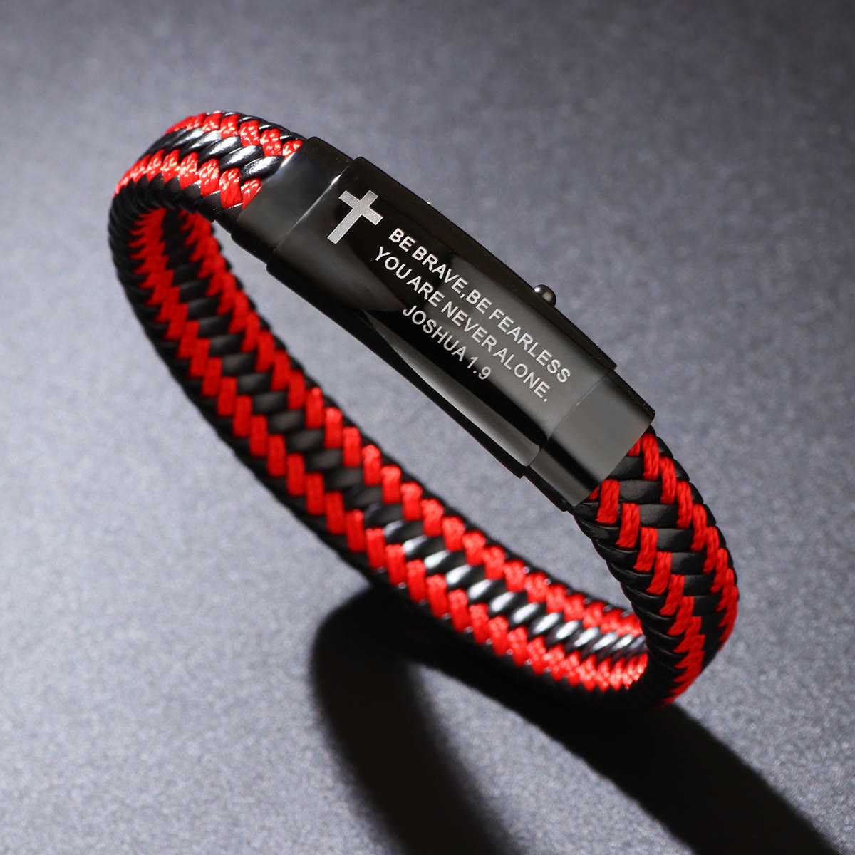 Pulsera de Cuero Trenzado con Cruz de Josué 1:9: Coraje Audaz para el Uso Diario