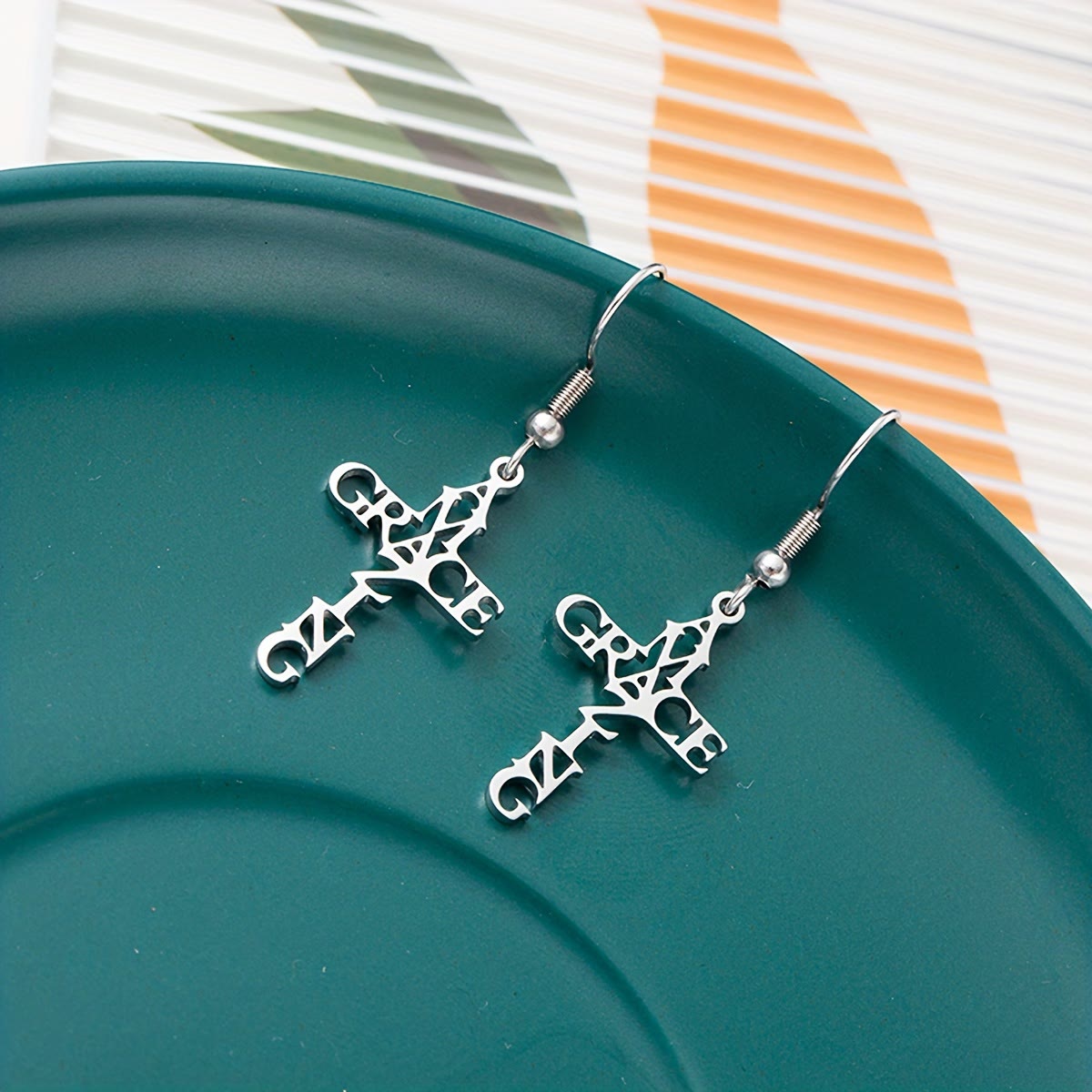 Pendiente de Fe Cross & Grace: Creencia Delicada para el Uso Diario