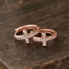 Aros Huggie de Cruz de Doble Color Elegante: Belleza Atemporal de la Fe