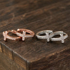 Aros Huggie de Cruz de Doble Color Elegante: Belleza Atemporal de la Fe