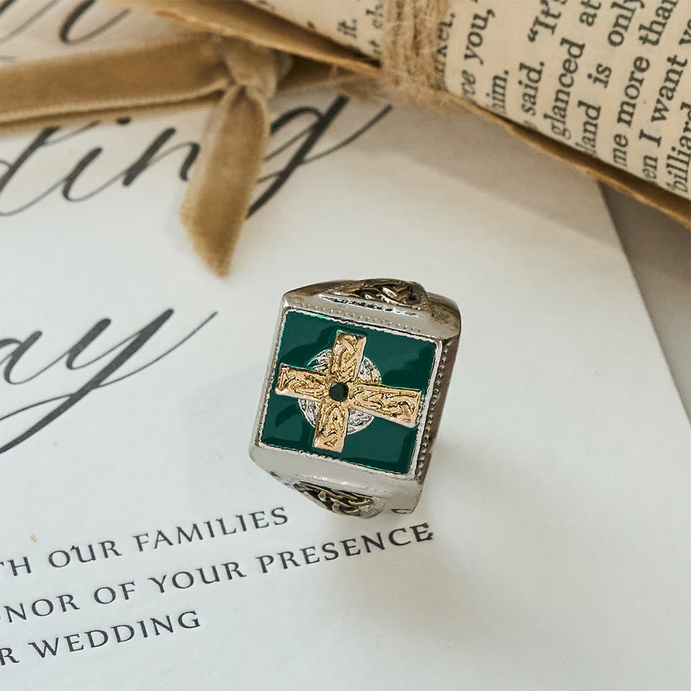 Anillo de Bendición Celta Irlandesa Vintage y Clásico Crucifijo: Un Símbolo de Elegancia