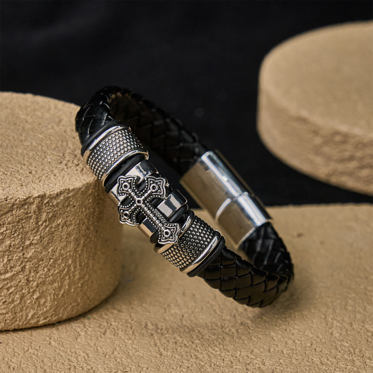 Pulsera de Cuero Clásica de Dos Tonos con Cruz Santa y Diseño Trenzado