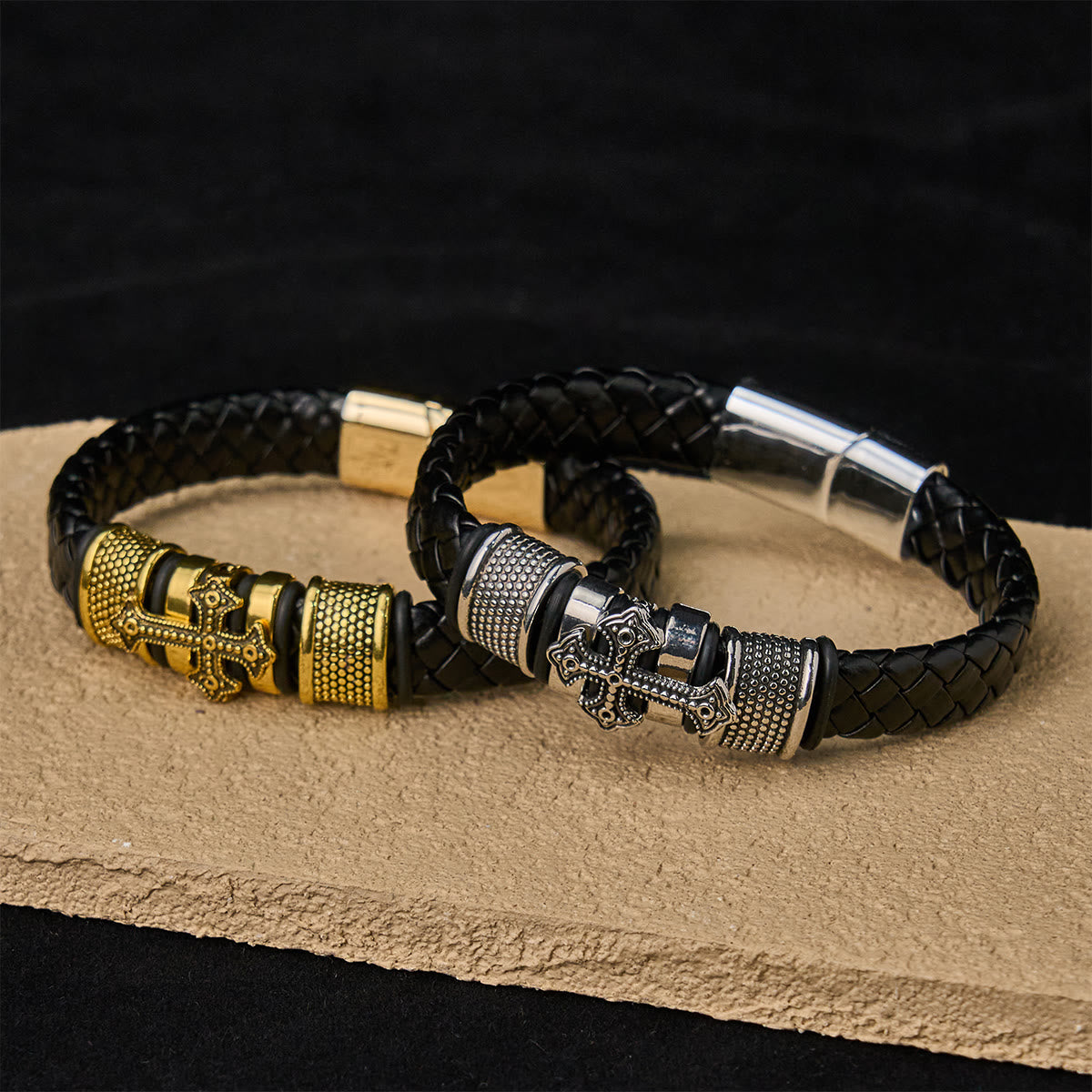 Pulsera de Cuero Clásica de Dos Tonos con Cruz Santa y Diseño Trenzado